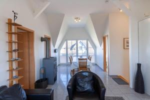 Posezení v ubytování Reethaus Königshörn Haus am Meer mit eingezäuntem Grundstück Hunde willkommen + 29 fotografií