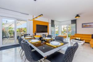 TV a/nebo společenská místnost v ubytování Modern villa with heated pool, hot tub and sauna