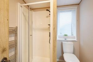 Koupelna v ubytování Grace Louise Retreat with Hot Tub + 34 fotografií