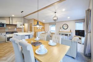 Kuchyň nebo kuchyňský kout v ubytování Grace Louise Retreat with Hot Tub