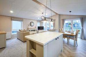 TV a/nebo společenská místnost v ubytování Grace Louise Retreat with Hot Tub