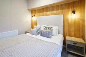 Postel nebo postele na pokoji v ubytování Grace Louise Retreat with Hot Tub