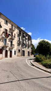 Το κτήριο όπου στεγάζεται  το διαμέρισμα