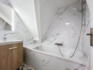 Et badeværelse på Duplex de la place de Bergues + 7 billeder