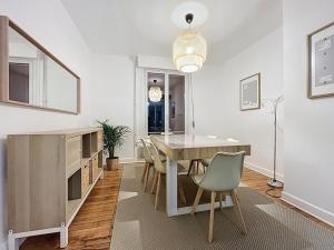 a dining room with a table and chairs at Duplex de la place de Bergues in Bergues