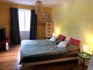 ein Schlafzimmer mit einem großen Bett und einem Fenster in der Unterkunft Grand Central- Studio Apartment in Krummennaab