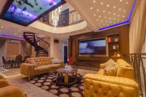 OkpongloQuads Villa的配有沙发和平板电视的客厅