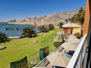 uma vista para a praia a partir de uma varanda de um resort em Lüderitz Nest Hotel em Lüderitz