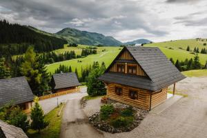 an overhead view of a log cabin in a mountain at Chaty v Ráztoke in Veľké Borové