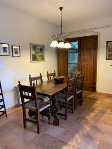 ein Esszimmer mit einem Holztisch und Stühlen in der Unterkunft Casa de pueblo con jardín in Premiá de Mar