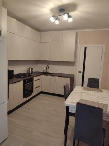 Kuchyň nebo kuchyňský kout v ubytování Квартира в центрі міста