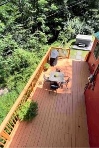 Balkón nebo terasa v ubytování Romantic Cottage Rental with Hot Tub Outside Woodstock, New York + 28 fotografií