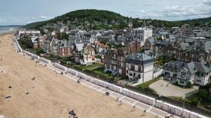 una vista aérea de una playa con casas y edificios en L'apaisant, en Houlgate