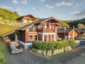 ein Haus mit einem davor geparkten Auto in der Unterkunft Luxus-Wellness-Haus am Waldsee in Rieden