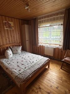 Ένα ή περισσότερα κρεβάτια σε δωμάτιο στο Лісовий Затишок