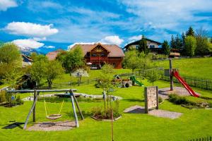 マリアプファルにあるLandhaus Santner - Örglwirt's Ferienweltの遊び場(滑り台、ブランコ付)