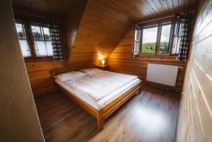 Ένα ή περισσότερα κρεβάτια σε δωμάτιο στο Chaty v Ráztoke