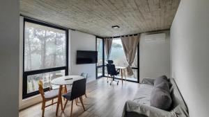 een woonkamer met een bank en een tafel bij Il Buco in Carilo