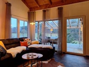 Χώρος καθιστικού στο Alb Chalet mit Naturschwimmteich