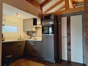Η κουζίνα ή μικρή κουζίνα στο Alb Chalet mit Naturschwimmteich