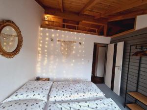 Ένα ή περισσότερα κρεβάτια σε δωμάτιο στο Alb Chalet mit Naturschwimmteich