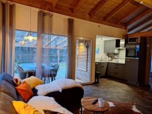 Η κουζίνα ή μικρή κουζίνα στο Alb Chalet mit Naturschwimmteich +24 φωτογραφίες