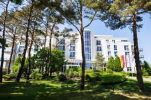 uitzicht op het hotel vanuit het park bij Strandhotel Dünenmeer - Adults only in Dierhagen