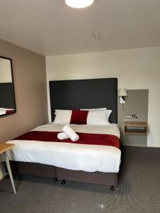 Un pat sau paturi într-o cameră la Midlands Hotel