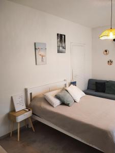 Un dormitorio con una cama con una computadora portátil encima. en Dekel Dom Baharava, en Beʼer Ora