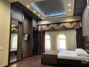 Ένα ή περισσότερα κρεβάτια σε δωμάτιο στο Hotel Roma & Tours