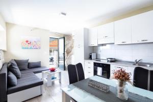 een keuken en woonkamer met een bank en een tafel bij Duka by Vintage Travel in Butkovine