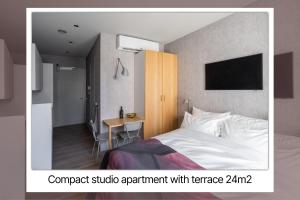 een hotelkamer met een bed en een kleine tafel bij 348 Suites Short Stay in Den Haag