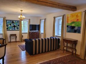 a living room with a couch and a tv at Landquartier Friesenhausen in Aidhausen