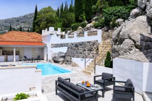 een villa met zwembad en huis bij Duka by Vintage Travel in Butkovine