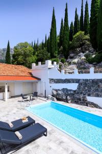 een villa met zwembad en huis bij Duka by Vintage Travel in Butkovine