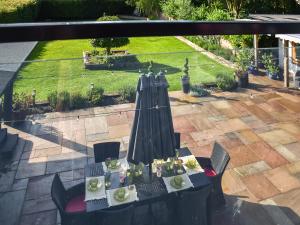 einen Tisch für eine Mahlzeit auf einer Terrasse in der Unterkunft Myrtle Cottage in Potter Heigham