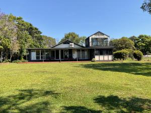 Altitude 700 Rural Retreat : أمامه منزل به ميدان عشبي كبير