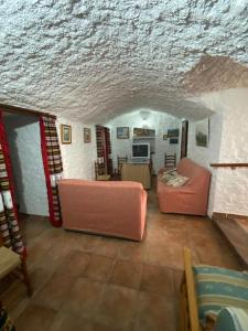 a living room with two pink couches in a room at Las cuevas de María in Bácor