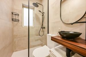 Ένα μπάνιο στο Bright Apartment in Swieqi