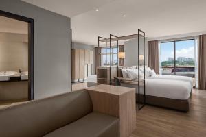 プチョンにあるAC Hotel by Marriott Puchongのベッドとバスルームがあるホテルの部屋