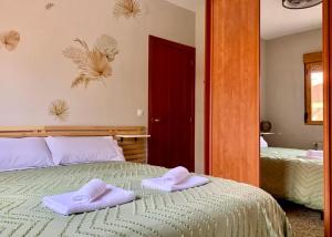 Ένα ή περισσότερα κρεβάτια σε δωμάτιο στο GuestReady - Los Jilgueros del Alberche +52 φωτογραφίες