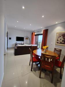 a living room with a table and chairs and a couch at Confort y estilo en cada rincón in Encarnación
