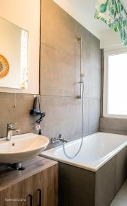 Ένα μπάνιο στο Gemütliche und komfortable Wohnung für 6 P