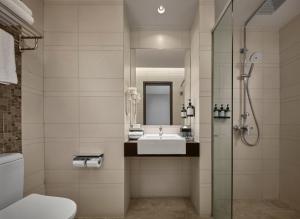 プチョンにあるAC Hotel by Marriott Puchongの洗面台とシャワー付きのバスルーム