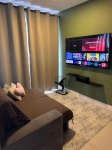 Μια τηλεόραση ή/και κέντρο ψυχαγωγίας στο Apto lindo e completo com piscina em Itajai