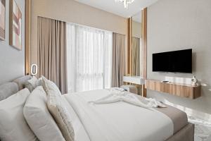 Μια τηλεόραση ή/και κέντρο ψυχαγωγίας στο 1BR in GRANDE with Balcony I Amazing INFINITY POOL I Steps to Dubai Mall & Fountain