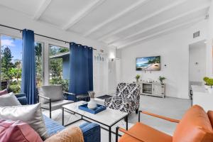 ein Wohnzimmer mit Couch und Stühlen in der Unterkunft Ventur Tropical with Elite Pool & Ultimate Fun Zone in Fort Lauderdale