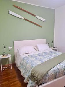 een slaapkamer met een bed en twee lampen aan de muur bij Lake Como - Casa Mafy in Bellano