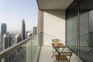 Μπαλκόνι ή βεράντα στο 1BR in GRANDE with Balcony I Amazing INFINITY POOL I Steps to Dubai Mall & Fountain