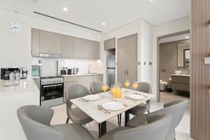 Η κουζίνα ή μικρή κουζίνα στο 1BR in GRANDE with Balcony I Amazing INFINITY POOL I Steps to Dubai Mall & Fountain